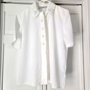 Short Sleve White Collared Embroidered Top Women's Size 10 - runs small